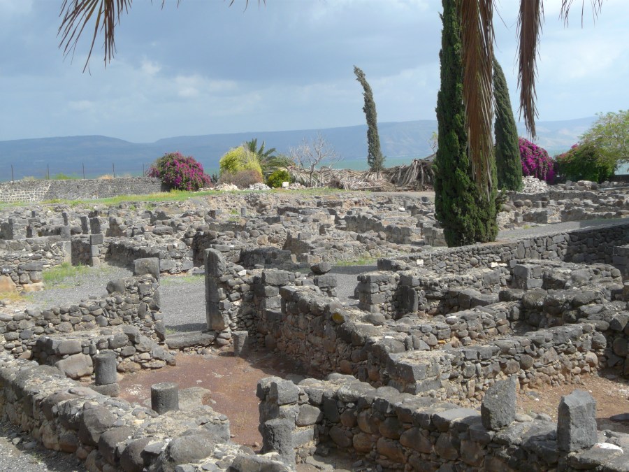 上图：迦百农遗址，今天迦百农已经成为废墟。