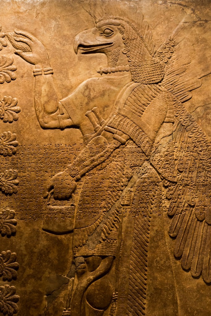上图:亚述浮雕中的鹰神。