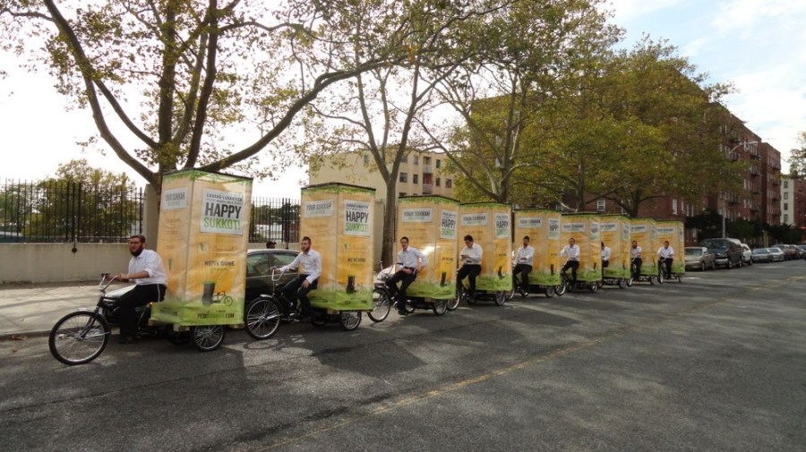 上图:纽约犹太人在住棚节拉着棚子上街,邀请路人进去坐一坐。正统犹太人平时拘泥于洁净的礼仪,不愿与外邦人来往,但住棚节却是他们唯一乐意邀请外邦人一同欢庆的特殊节日,因为圣经说:「所有来攻击耶路撒冷列国中剩下的人,必年年上来敬拜大君王万军之耶和华,并守住棚节」(亚十四16)。