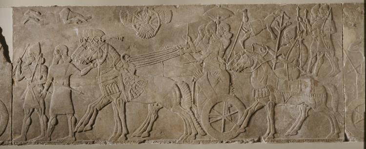 上图:宁录亚述王宫出土的亚述那西尔帕二世(Ashurnasirpal II,主前883-859年在位)的浮雕,现存于大英博物馆。浮雕上描绘亚述王凯旋归来,鹰神在天上一路护佑。