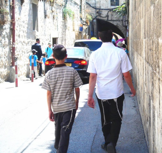 上图：现代犹太人在衣服下摆缝上蓝细带子。