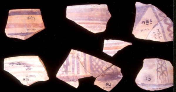 上图：John Garstang在耶利哥找到的塞浦路斯双色陶片（Cypriot Bichrome ware），这种带红黑几何图形的陶器只有主前15世纪后期才有，后来被作为青铜时代晚期（主前1550-1200年）的重要标志。但这种陶器的重要性在Garstang的时代还没被认可，Kenyon检查Garstang的挖掘资料时也忽略了。Kenyon只是在一片26X26英尺的一小片区域内没有发现到这种陶器，就作出了主前1550年的定年，而这个结论被圣经怀疑论者宣传了许多年。直到1990年代，美国考古学家Bryant Wood才指出Kenyon在分析数据上的疏忽。