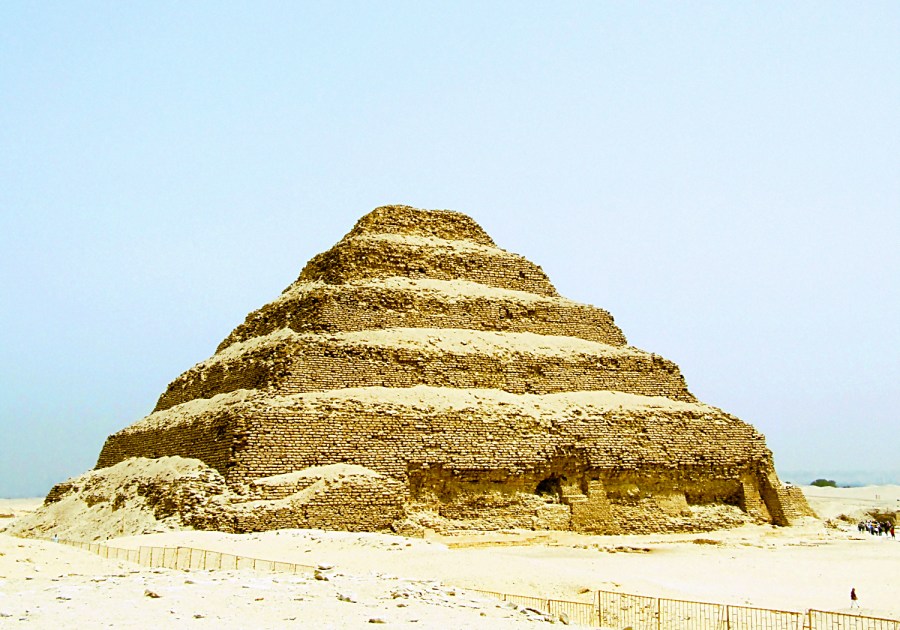 上图:左塞尔金字塔(Pyramid of Djoser),约建于主前2667-2648年的古埃及第三王朝时期。左塞尔金字塔是埃及的第一座金字塔,高62米,底边为109米×125米,外部是白色抛光石灰石。这样一个庞大而精心雕琢的石造建筑,需要巨大的人力、物力和国家对资源的控制、管理能力。这表明亚伯兰到达埃及之约前600年,埃及的文明已经相当繁荣。