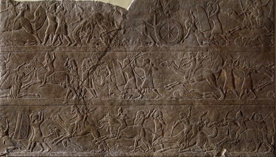 上图：主前645-623年从尼尼微出土的亚述浮雕，描绘亚述骑兵、战车、弓箭手和步兵正与阿拉伯士兵战斗。阿拉伯人通常是徒步战斗，有的两两在骆驼上，一人骑骆驼、一人射箭。收藏于大英博物馆。