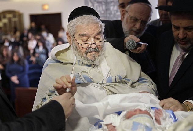 上图：一位纽约的犹太拉比正在给婴儿行割礼。