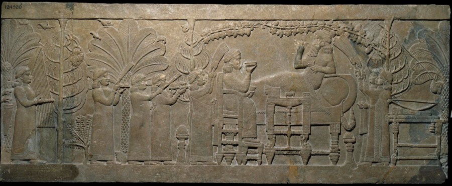 上图：尼尼微出土的主前645-635年的亚述浮雕，展现了古代美索不达米亚的精致家具，现藏于大英博物馆。画面中的亚述王亚述巴尼拔斜靠在葡萄架下的沙发上，武器放在身后、王后坐在对面的椅子上，正在愉快地享受美酒和点心。拿着餐巾的女仆们为他们扇风，男仆们为他们带来食物和音乐，鸟儿和蝗虫在树上安歇，而最左边的树上可怕地挂着以拦王的头颅。