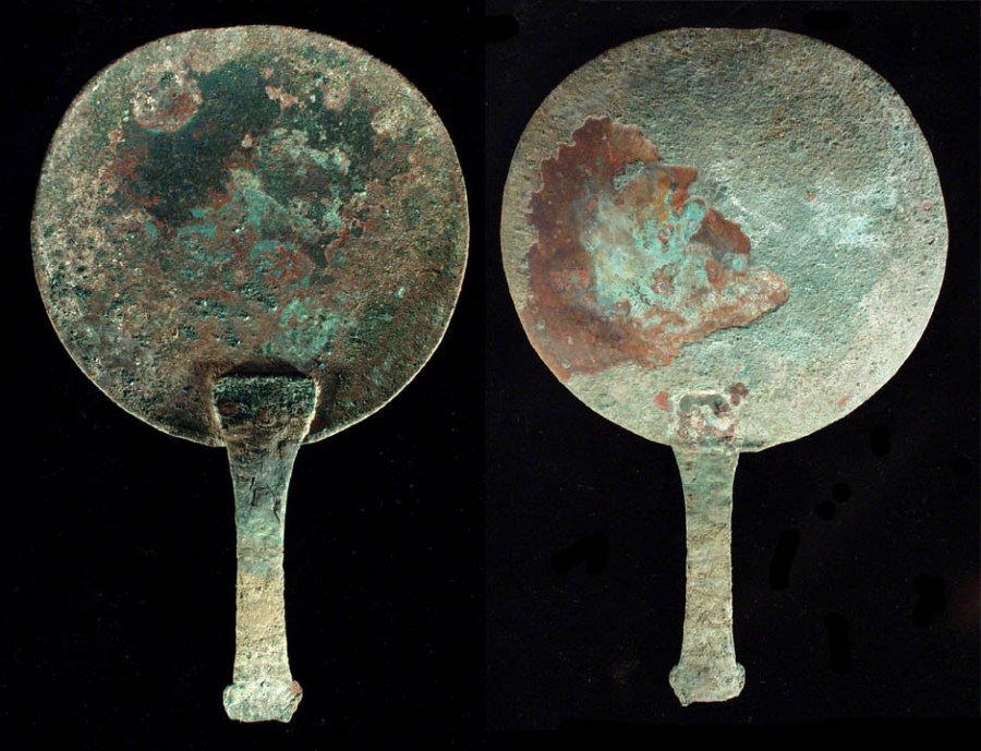 上图：古希腊的青铜镜。古罗马人十分重视清洁和修饰，公共浴室和许多公共场所都挂有镜子。但当时的镜子是用磨亮的青铜做的，看得不太清楚，所以说「我们如今仿佛对着镜子观看，模糊不清」（林前十三12）。