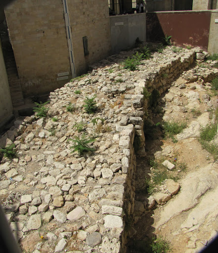 上图：1970年代在耶路撒冷发现的耶路撒冷宽墙（Broad Wall），其年代可追溯到希西家年间。宽墙是是一个巨大的防御性结构，厚7米。挖掘出来的长度65米，最高达3.3米。修筑宽墙的动机是防备亚述入侵（赛二十二9-10；尼三8）。