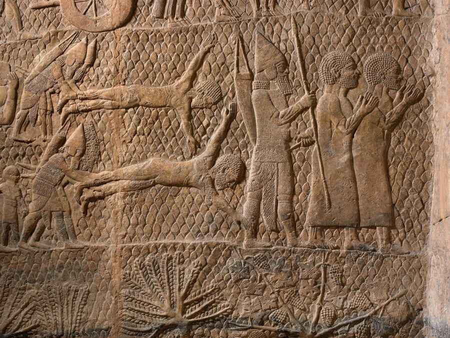 上图：拉吉之围浮雕（Siege of Lachish Relief）的一部分，描绘亚述士兵摔死和掳走俘虏。亚述的恐怖行为，给希西家和百姓都造成了极大的压力。