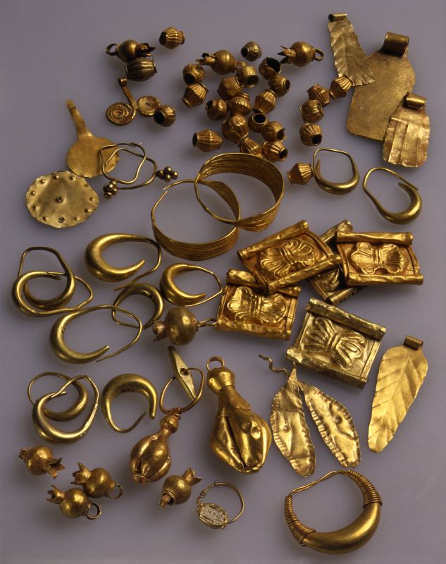 上图：主前13世纪的以色列金首饰。现藏于耶路撒冷以色列博物馆（Israel Museum）。