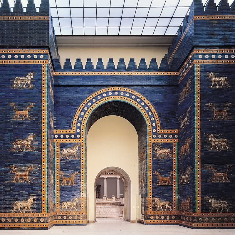 上图:巴比伦内城的伊什塔尔城门(Ishtar Gate),主前575年由尼布甲尼撒二世下令建造,现藏于柏林别加摩博物馆(Pergamon Museum)。伊什塔尔城门用蓝色琉璃瓦造成,类似天青石。圣经中的「蓝宝石」通常是指天青石(Lapis Lazuli)。