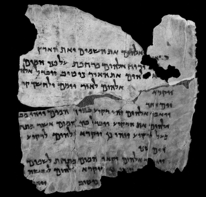 上图：主前1世纪的希伯来文创世记第一章1-8节的羊皮卷残片红外照片，出土自昆兰第4洞。