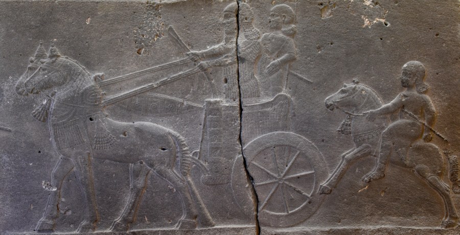 上图：主前744-727年亚述王提革拉·毗列色在Hadatu宫殿中的玄武岩浮雕，描绘两匹马拉的亚述战车和一个骑马的人。收藏于伊斯坦布尔古代东方博物馆。