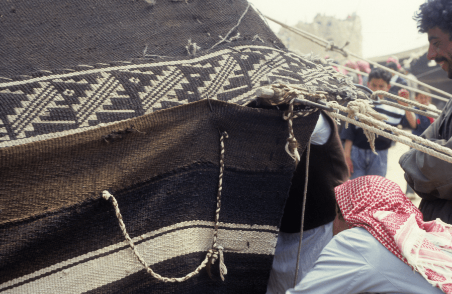 上图:贝都因人帐棚的一角。贝都因人用来织帐棚的黑山羊毛布料,又粗又黑,冬季可以抵御寒风,夏天可以遮荫。黑山羊毛的布料虽然多孔,当被雨淋过之后,就会缩水而变成防水布。圣经中的「麻布」(结七18),就是用黑山羊毛织成的粗布。
