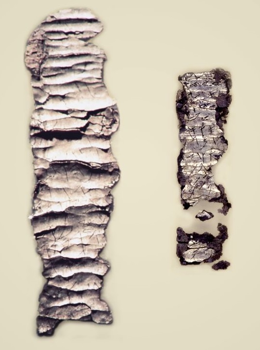 上图：1979年耶路撒冷旧城Ketef Hinnom墓地出土的主前650-587年的银护身符，现藏于以色列博物馆。在这两片第一圣殿时期的银护身符上，用比头发还细的古希伯来字体刻着「祭司的祝福 Priestly Benediction」：「愿耶和华赐福给你，保护你。愿耶和华使祂的脸光照你，赐恩给你。愿耶和华向你仰脸，赐你平安」（民六24-26）。这是目前已发现最古老的圣经经文，比死海古卷还要古老500年左右。