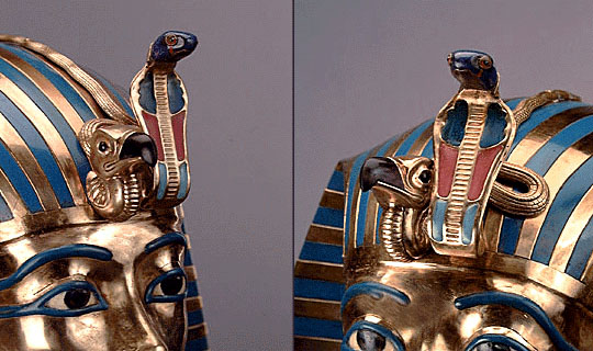 上图：古埃及第十八王朝法老图坦卡蒙（Tutankhamun，主前1332–1323在位）金面具上的秃鹫和蛇（Uraeus）。眼镜蛇乌拉厄斯（Uraeus）是女神瓦吉特（Wadjet）的象征，瓦吉特是下埃及的守护神，上下埃及统一后，与上埃及的秃鹫女神奈赫贝特（Nekhbet）一起成为埃及的守护神，而法老则被视为太阳神阿蒙（Amon）之子。