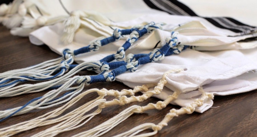 上图：犹太人根据民十五37-40和申二十二12，在衣服下摆佩带的繸子，提醒自己「记念遵行耶和华一切的命令，不随从自己的心意、眼目行邪淫」。「繸子」的希伯来文「Tzitzit/ציצית」数值是400+10+90+10+90=600。每个繸子都由5个结和8根线组成，5个结代表摩西五经，8根线代表完全。600+5+8=613，象征摩西律法中的613条律例和典章。东欧阿什肯纳兹犹太人（Ashkenazi）的繸子5个结之间的圈数是7+8+11+13=13*3，是「神是独一」（申六4）的希伯来文数值。西班牙塞法廸犹太人（Sephardi）的繸子5个结之间的圈数是10+5+6+5=13*2，是「耶和华」的希伯来文数值。