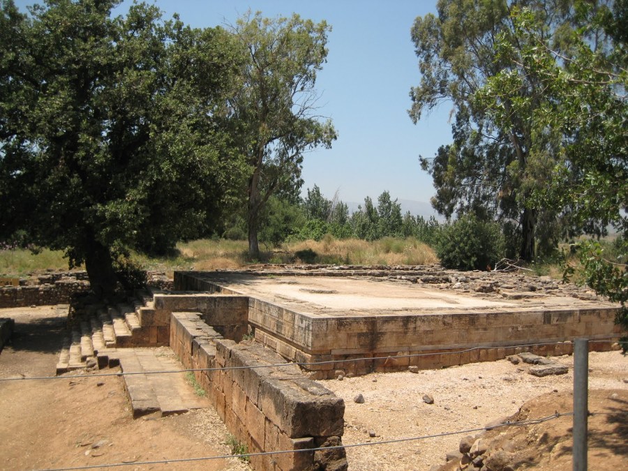 上图：但的邱坛。「耶罗波安在邱坛那里建殿，将那不属利未人的凡民立为祭司」（王上十二31）。