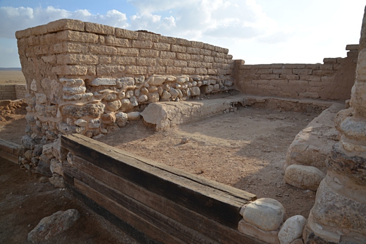 上图:别是巴遗址(Tel Beer Sheva)的城门口。本城的审判官在这里断案。