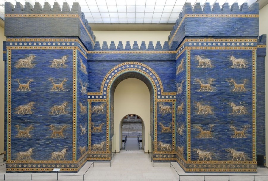 上图：巴比伦内城的伊什塔尔城门（Ishtar Gate），主前575年由尼布甲尼撒二世下令建造，现藏于柏林别加摩博物馆（Pergamon Museum）。伊什塔尔城门用精美的蓝色琉璃瓦造成，由此可以想象巴比伦城的宏伟奢华。