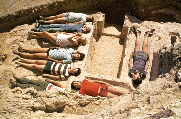 上图：发现「祭司的祝福 Priestly Benediction」（民六24-26）银护身符的凯特夫欣嫩（Ketef Hinnom）墓穴，位于耶路撒冷旧城西南角的圣安德烈苏格兰长老会教堂（St. Andrew’s Scots Presbyterian Church）。游客们热衷于躺在墓穴枕头石上拍照。