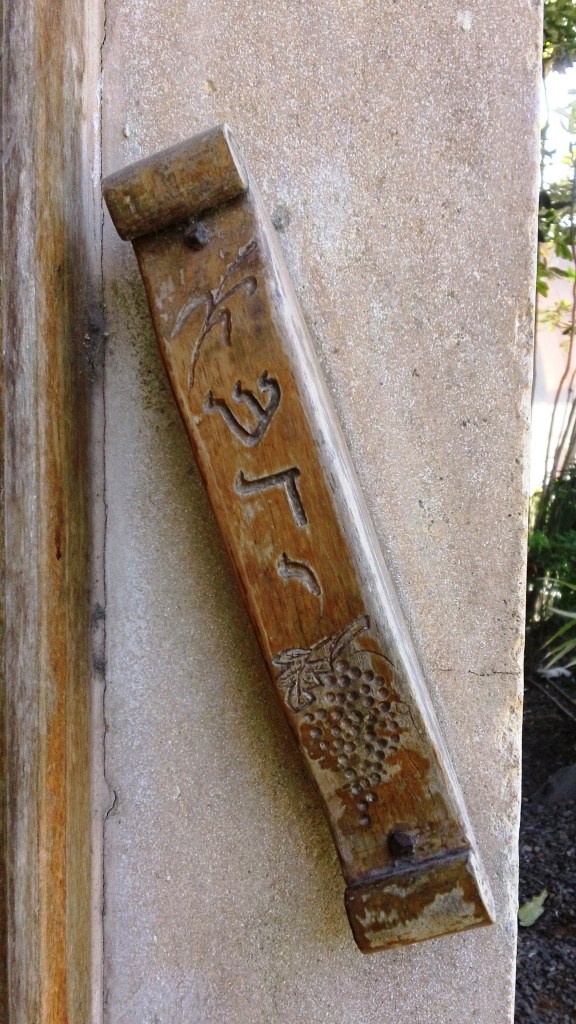 上图：犹太人的门框盒（Mezuzah），上面的希伯来字母ש 是申六4的开头「示马」（即「听啊」的希伯来文）的第一个字母。犹太文士用黑色墨水和特殊的鹅毛笔把申六4-9和十一13-21经文写在专门预备的羊皮纸上，然后卷起羊皮纸放置在盒内，再贴在门框上，表示履行诫命「又要写在你房屋的门框上」（申六9）。许多犹太人的家里和办公室除了浴室和厕所，每一个门框上都要放门框盒。
