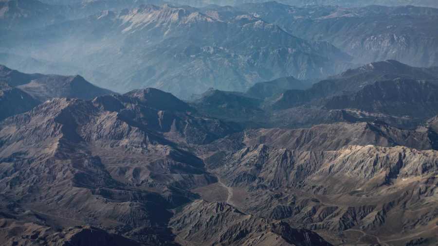 上图：托罗斯山脉（Taurus Mountains）是小亚细亚半岛中南部的主要山脉，位于安纳托利亚高原的南部边缘，西起埃伊尔迪尔湖（Lake Eğirdir），东抵幼发拉底河和底格里斯河的上游，平均海拔在2000米以上，最高峰海拔3756米。保罗三次宣教旅程，每次都要翻越托罗斯山脉，从地中海沿岸平原登上高原。