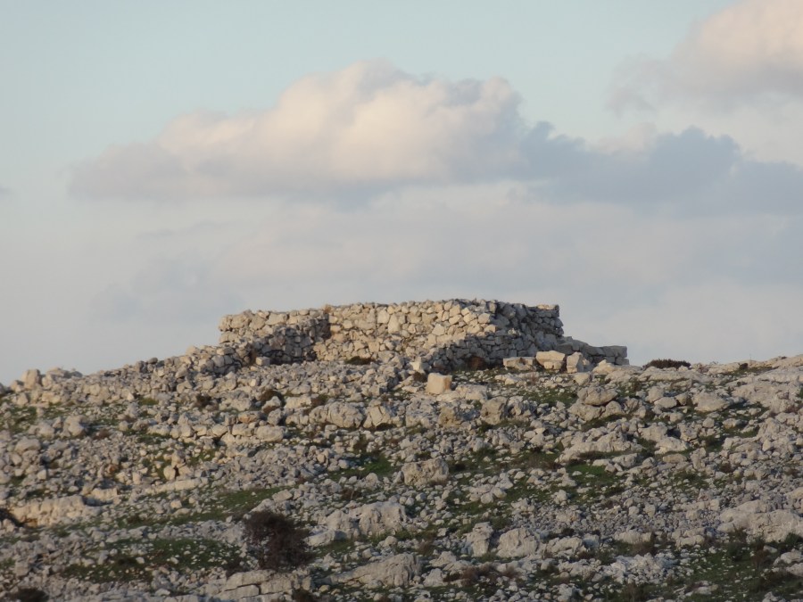 上图：1980年，考古学家在以巴路山发现了一座主前15-13世纪的祭坛，这祭坛不是迦南人的样式，而是用「没有凿过的石头」（申二十七6）砌成，里面填满灰和泥；没有用「台阶」（出二十26），而是有一条坡道通往顶部。这座祭坛包括两层，上层是方的，根据陶片被鉴定为主前1250年；下层是圆的，根据一个古埃及第十八王朝法老图特摩斯三世（Thutmose III，主前1479-1425年）时期的圣甲虫（Scarab），被鉴定为主前1405年，也就是约书亚进迦南的年代。下层的祭坛被认为就是约书亚进迦南后，在以巴路山所建的祭坛（申二十七5；书八30）。