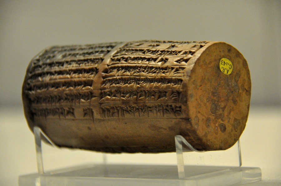 上图：从吾珥辛神庙出土的拿波尼度圆柱（Cylinders of Nabonidus）。拿波尼度圆柱是出土于不同地方的四个圆筒形粘土楔形文字铭文，记录了关于巴比伦王拿波尼度（主前556年－539年）的事迹。从吾珥出土的拿波尼度圆柱上提到他有一个名为伯沙撒的儿子。