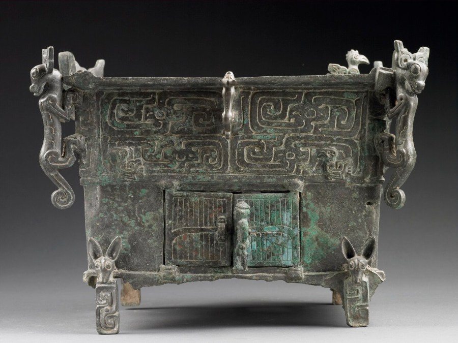 上图：西周中晚期的刖人守门方鼎，陕西宝鸡茹家庄出土。下层是盛炭火的炉膛，炉膛右门外看门的是一个被砍断脚的刖足者。刖刑是中国古代的一种酷刑，就是把脚砍掉。《尚书·吕刑》记载，周穆王（约主前976—922年在位）令吕侯修订《九刑》，称为《吕刑》，声称「无简不听，具严天威」，没有核实不能治罪，要敬畏上天的威严。所以如果感到案情可疑，就要从轻处治，用黄铜来赎五种刑罚：墨刑600两，劓刑1200两，刖刑3000两，宫刑3600两，死刑6000两。但如果真的可疑，根本就不应该判刑，所以这个冠冕堂皇的「赎」刑不过是国库空虚的周穆王的敛财之道。这个人付不出3000两，只好接受刖刑。相比之下，「以眼还眼，以牙还牙」（利二十四20）的原则不会给有钱有势者任何搞特权的机会。