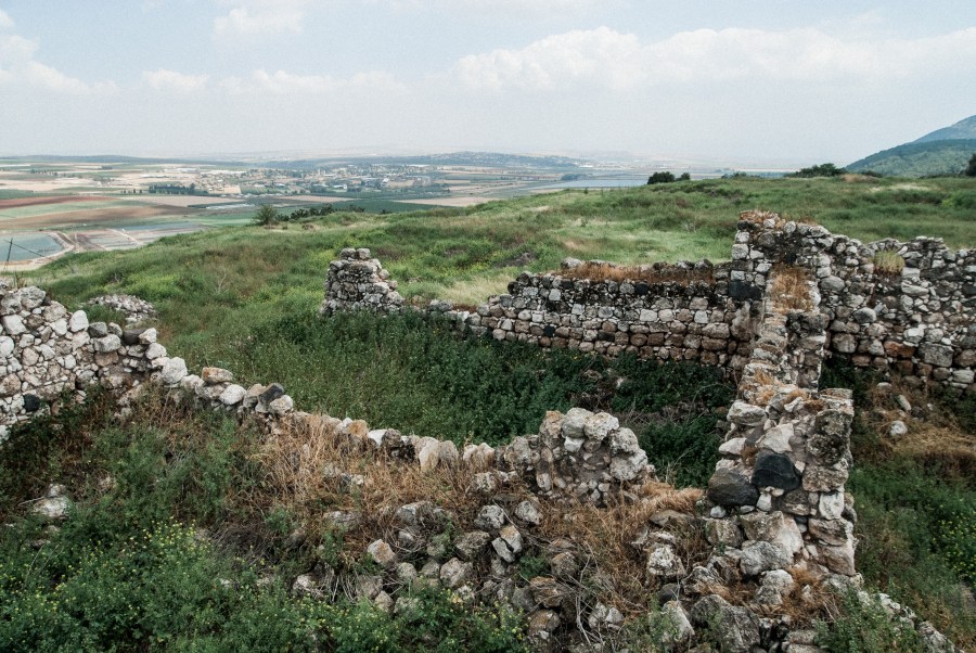 上图:耶斯列遗址(Tel Jezreel),位于耶斯列平原东南角的一座小山上,是一个主前9世纪的要塞。