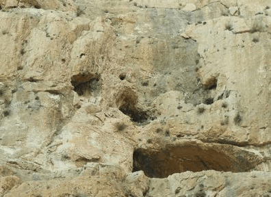 上图：Wadi Rummananeh峡谷的峭壁上布满了小岩洞，就像一个个石榴。「临门」的意思就是「石榴」，临门磐的地点不能确定，但可能就是类似的岩洞，六百名劫后余生的便雅悯人藏身在岩洞里（士二十45），易守难攻。