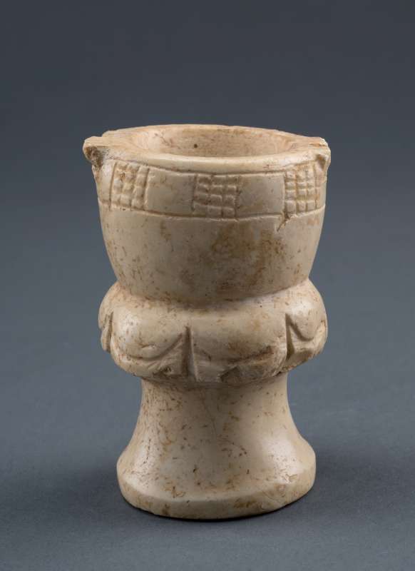 上图：以色列出土的主前10-8世纪膏油瓶。以色列夏天的苍蝇很多，很容易掉进膏油瓶，「死苍蝇使做香的膏油发出臭气」（传10:1）。