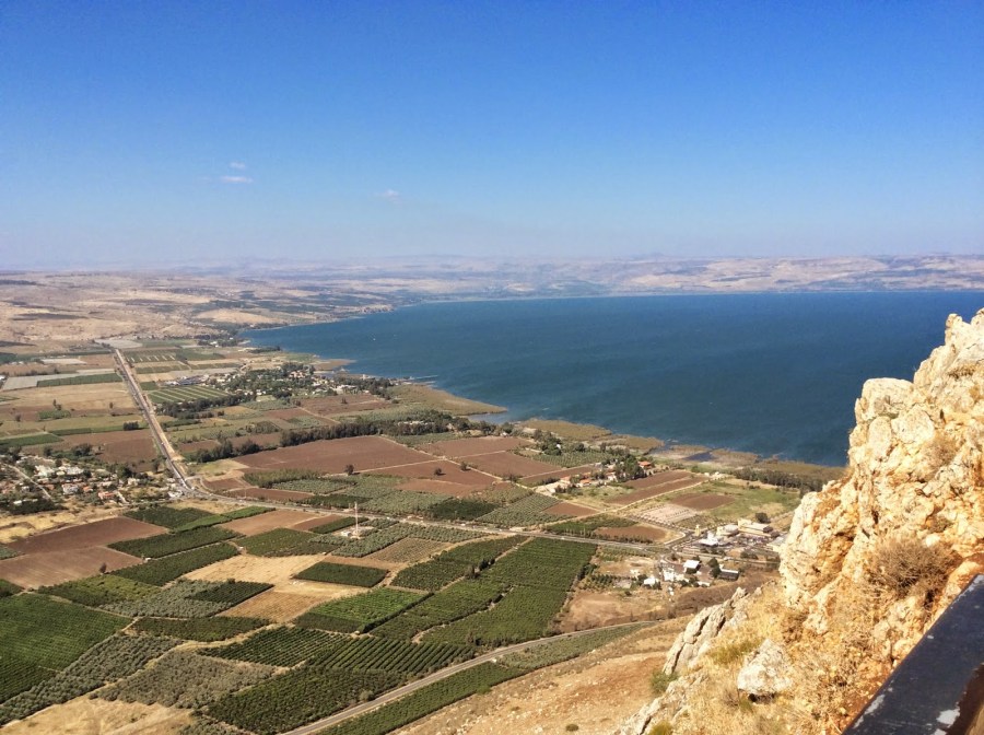 上图：从Arbel山俯瞰加利利海。