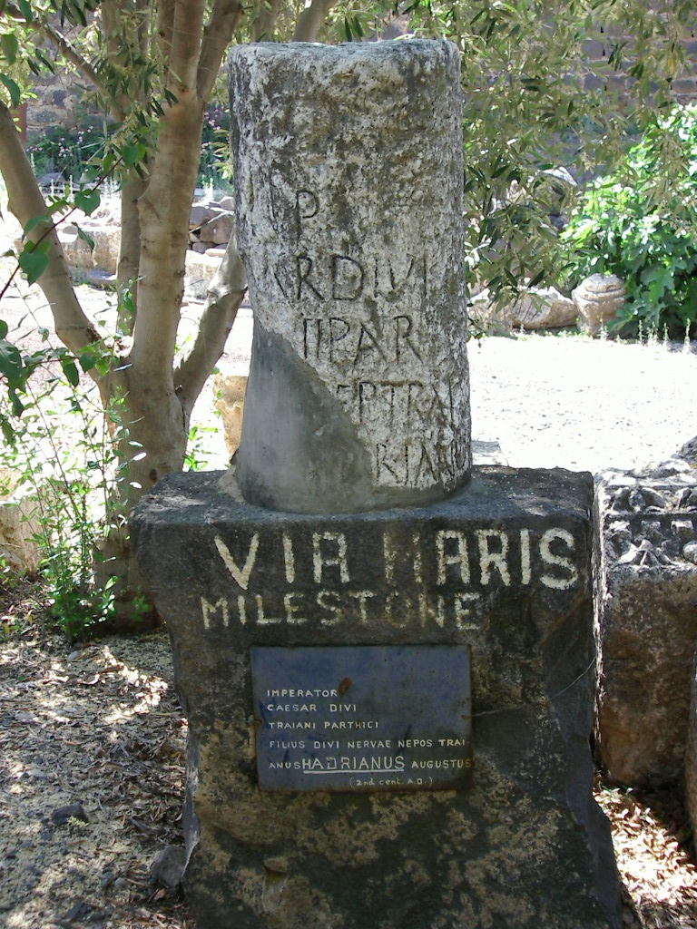 上图:在迦百农出土的沿海大道Via Maris里程碑,这里在新约时代是国际贸易大道,设有税关。