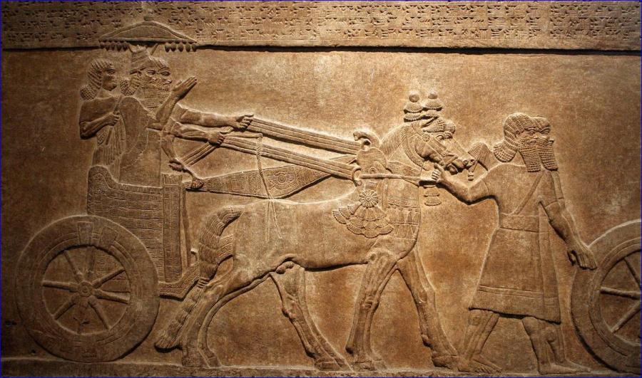 上图：亚述壁画，描绘提革拉·毗列色三世驾着战车征服亚兰城市Astartu，现藏于大英博物馆。犹大王亚哈斯在此期间投靠亚述。