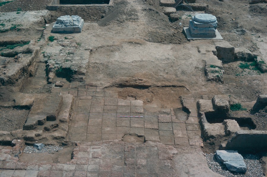 上图：大流士门中的两个立柱基石，两个柱子之间的距离超过7米。书珊波斯王宫东面的大流士门遗址，可能就是末底改所任职的朝门（斯二19；三2；四2；五9；六10）。这是一个1120平方米的泥砖建筑，位于大厅（apadana）的东侧。可能是由大流士一世提议，亚哈随鲁建造的。