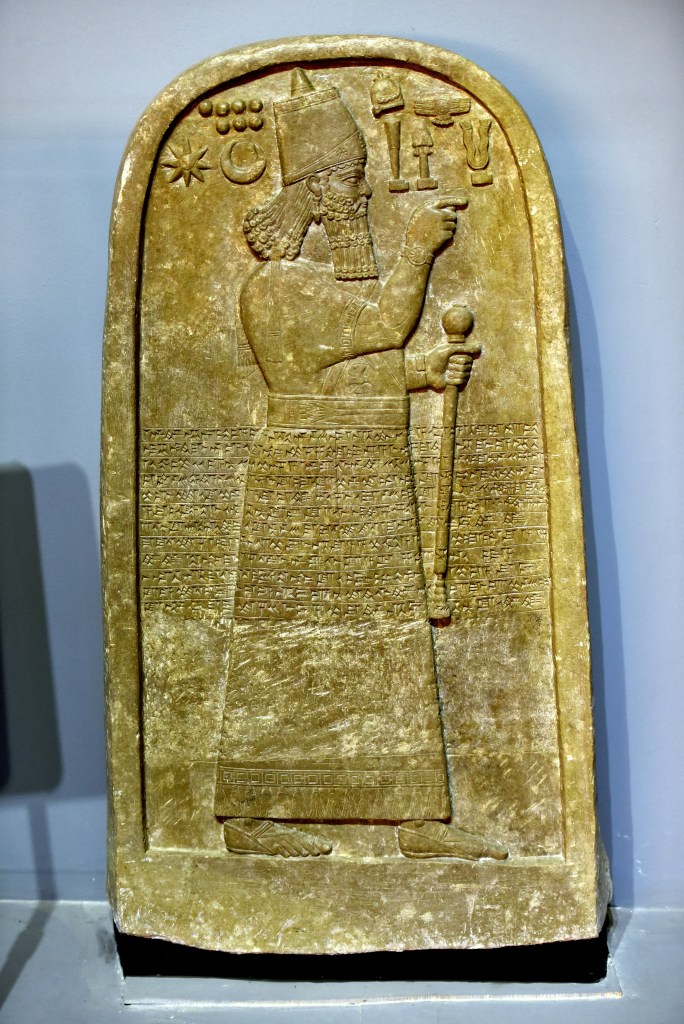 上图:在伊拉克尼尼微省的Tell al-Rimah遗址出土的亚述王阿达德尼拉里三世(Adad-nirari III,主前811-783年在位)石碑,现存于大英博物馆。碑文记录了他西征亚兰的功绩,当时向他进贡的诸王中包括「撒玛利亚约阿施」。