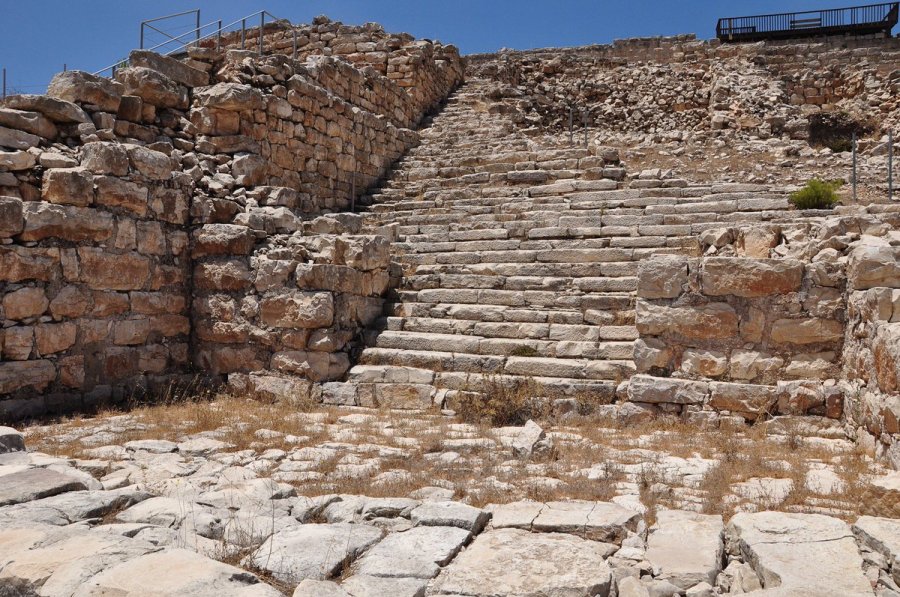 上图：基立心山（Mount Gerizim）上撒马利亚圣殿（Samaritan Temple）遗址的巨大台阶。撒马利亚圣殿是撒马利亚教（Samaritanism）的圣地，撒马利亚教认为神所选中的圣地是基立心山、而不是圣殿山，约书亚为他们的圣殿建造了地基。