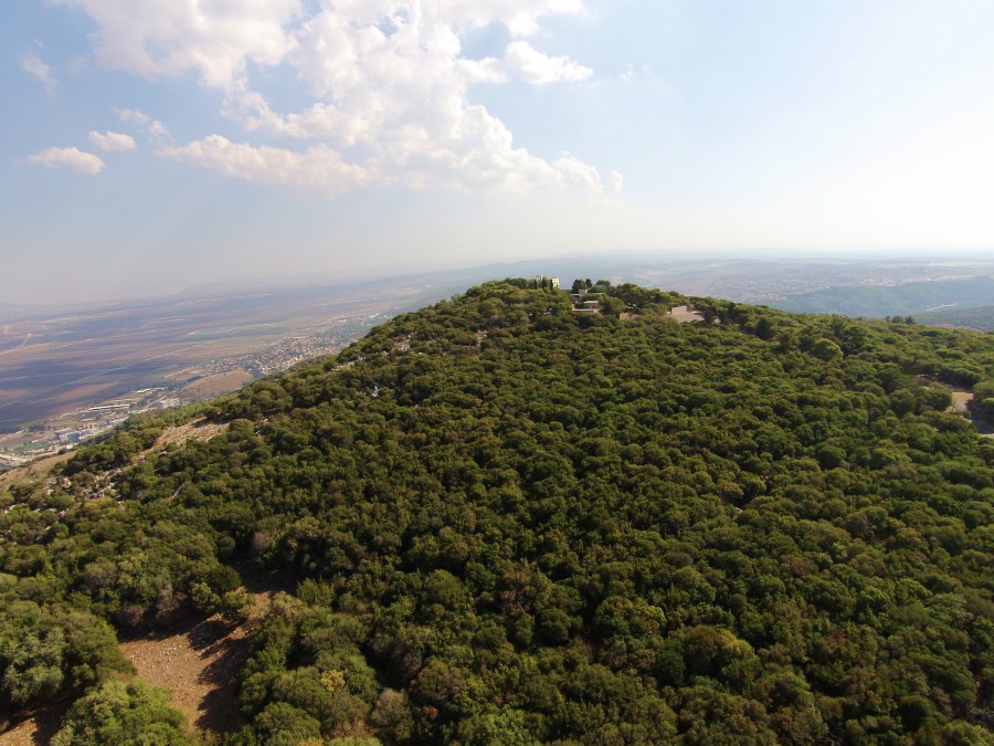 上图：Keren Carmel（迦密之角）是迦密山脉东北角的山峰，山下就是基顺河，山上有先知以利亚大战巴力先知的雕像。