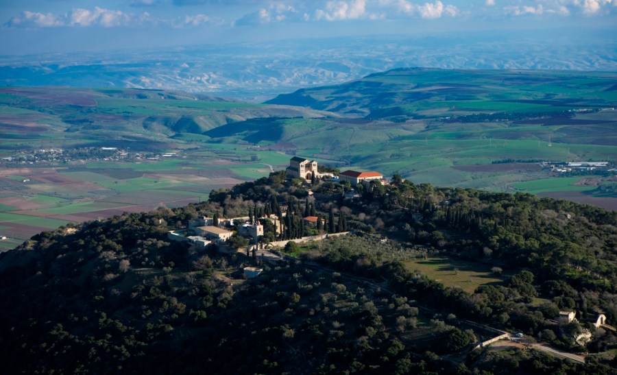 上图：从他泊山顶向东俯瞰加利利。传统认为，他泊山就是主耶稣登山变像的地方，现在山顶有纪念教堂。