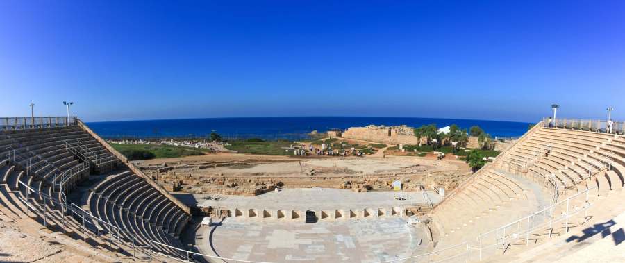 上图：大希律建造的凯撒利亚圆形剧场（Caesarea Amphitheatre），是地中海东部现存最古老的罗马剧院，至今仍在夏季用于举办音乐会，可容纳15,000观众。