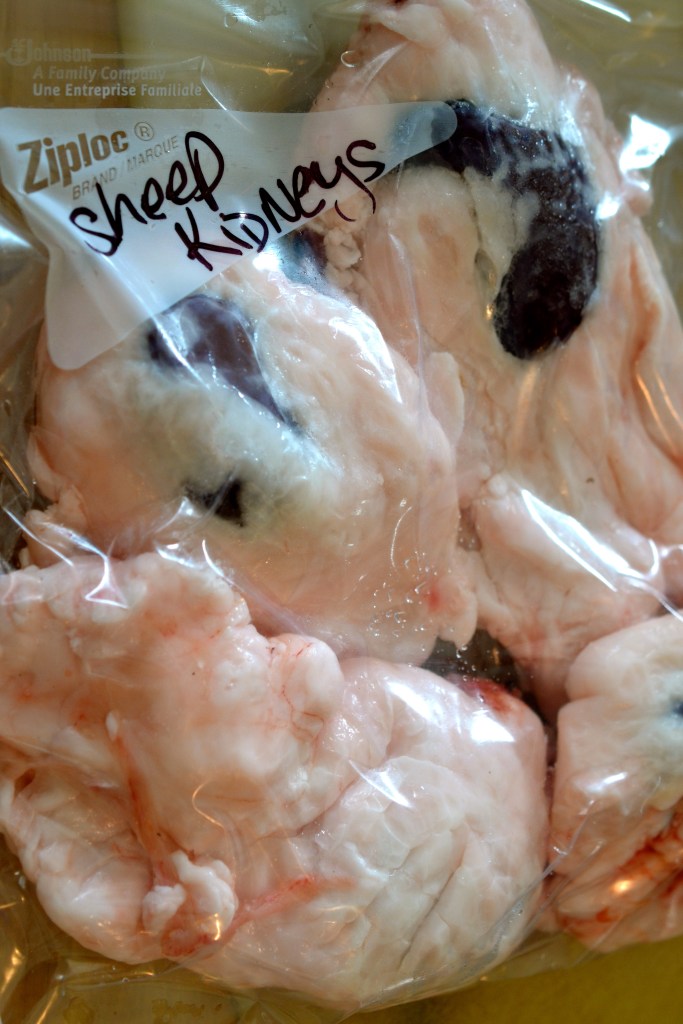 上图：羊的脂油（板油、Suet、Body fat）和腰子，味道鲜美。虽然现在医学证明，动物脂肪摄入太多会导致许多疾病，少吃脂油有利于健康，但古代以色列人的主食是谷物，平时吃肉的机会并不多。神不允许以色列人吃脂油，并非是因为健康原因。