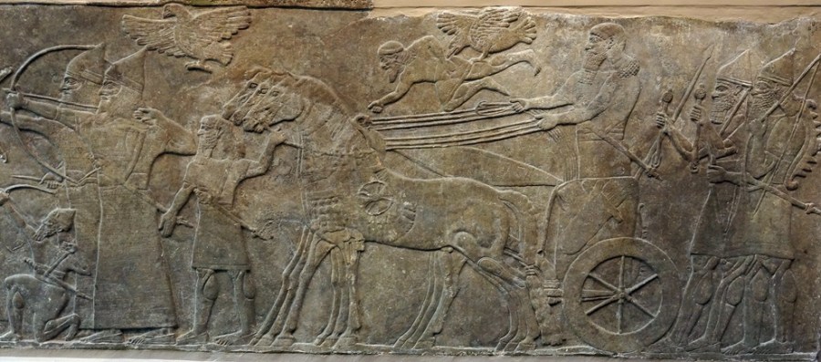 上图:宁录亚述王宫出土的亚述那西尔帕二世(Ashurnasirpal II,主前883-859年在位)的浮雕,现存于大英博物馆。浮雕上描绘亚述神鹰在亚述战车前面开路。