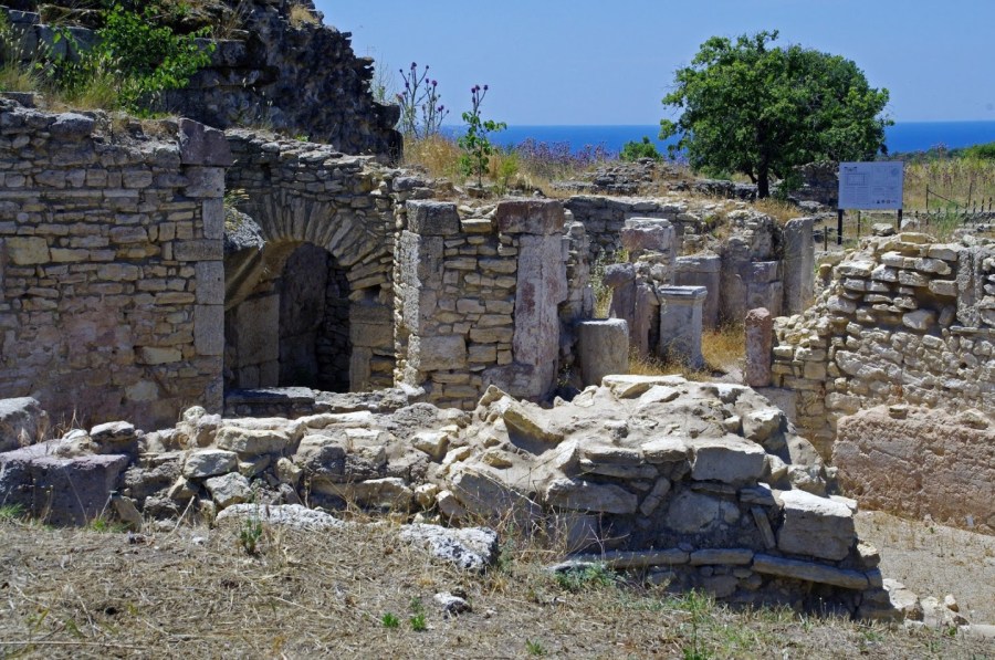 上图：特罗亚遗址，位于特洛伊以南约三十公里，遗址包括8公里的城墙、浴室、音乐厅、剧院、教堂和体育场。主前301年，亚历山大大帝的继业者利西马科斯为了纪念亚历山大，该城命名为亚历山大·特罗亚（Alexandria Troas）。