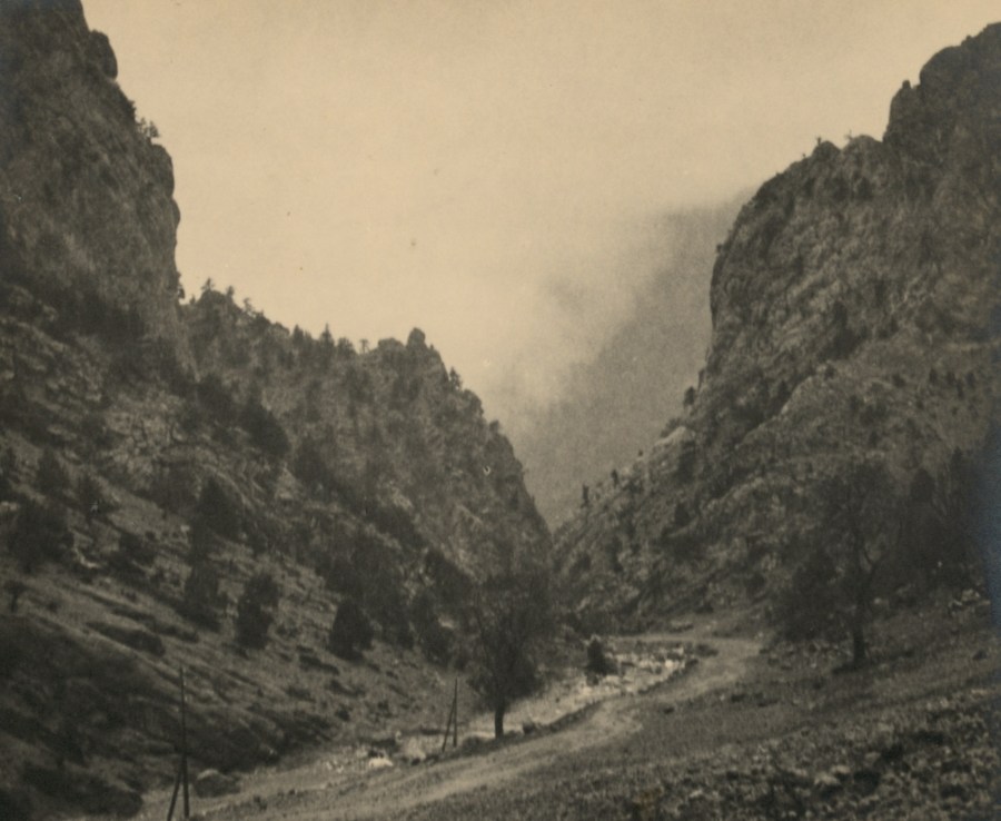 上图：1935年10月拍摄的基利家门（Cilician Gates）。基利家门位于大数以北64公里，自古都是从基列家沿海平原翻越托罗斯山脉（Taurus Mountains）、登上安纳托利亚高原必经的山口。这个山口位于Gökoluk河的狭窄峡谷， 最高处海拔1000米。几千年以来，这个山口都是商业与军事的主要动脉，保罗的第二次和第三次宣教旅程都要经过这个山口。古代翻越托罗斯山脉需要走五天，沿途会「遭江河的危险、盗贼的危险」（林后十一26）。