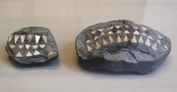 上图：这些镶嵌珍珠的陶瓷碎片附在沥青上。这是巴别塔时代人类使用沥青技术的证据。出土于美索不达米亚，现藏于卢浮宫。