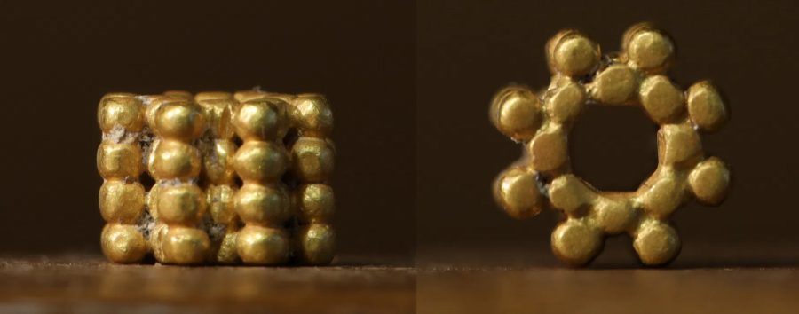 上图：2020年11月，以色列TMSP（Temple Mount Sifting Project）项目宣布发现了一个第一圣殿时期的耳环，很可能就是赛三19所描述的耳环（netifot），由四层小金珠组成花瓣的形状。在第一圣殿时期的出土文物中，很少发现黄金首饰。2020年8月，9岁的耶路撒冷男孩Binyamin Milt与家人作为志愿者参与筛选文物时，发现了这个保存完好的饰物，最初被误认为是现代物品，后来才发现有将近三千年的历史。TMSP项目是对1999年伊斯兰运动进行的圣殿山非法装修工程的回应，该工程把9000多吨的泥土全部倒入汲沦谷。以色列考古学家们于2004年取回了瓦砾，并开始对其进行筛分。多年来，它已发展成为一项具有国际意义的项目，吸引了超过20万名志愿者参加，他们帮助研究人员找到了成千上万种无价之宝。