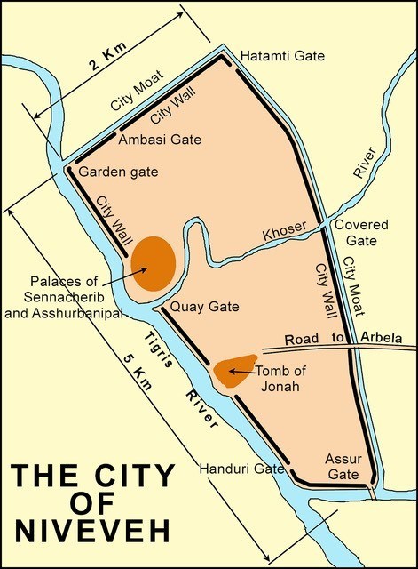 上图：尼尼微遗址图。目前发现的尼尼微遗址被周长12公里的砖砌城墙环绕，城墙高15米，沿着底格里斯河的城墙将近4公里。西边及南边有底格里斯河的天然保障，东边和北边有壕沟。底格里斯河的支流柯沙河（Khosr river）流经全城。巴比伦联军可能在柯沙河上设置水闸，蓄水冲毁城墙。
