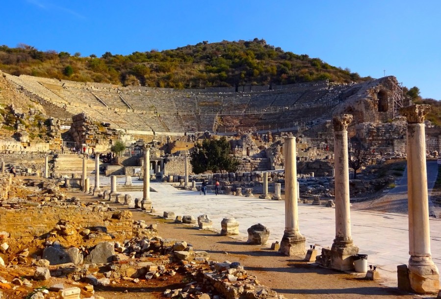 上图：以弗所大剧场遗址，由罗马人于主后1世纪改造而成，依山而建，面向大海，气势磅礴。这个环形大剧场可以容纳24,000人，可能是古代最大的剧场，至今仍然可使用。剧场已经如此宏伟，其他的娱乐设施更是一应俱全，吸引人「肉体的情欲、眼目的情欲，并今生的骄傲」。生活在以弗所的使徒约翰，尤其能体会「不要爱世界和世界上的事。人若爱世界，爱父的心就不在他里面了」（约壹二15）。